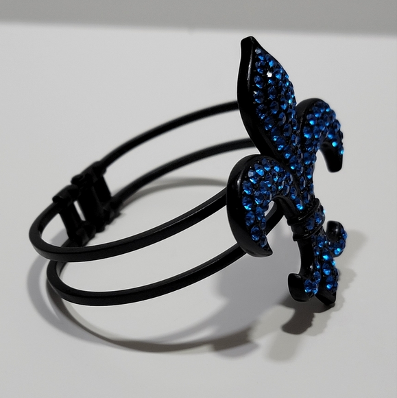 Black Tone Metal Fleur De Lis Sparkly Blue Crystals Hinged Wrap Bracelet New - Picture 2 of 2